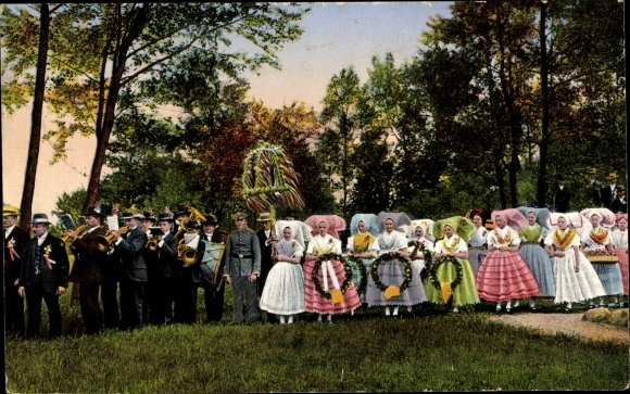 Postcard Castle in the Spreewald, topping-out procession, bringing in the crown, national costumes