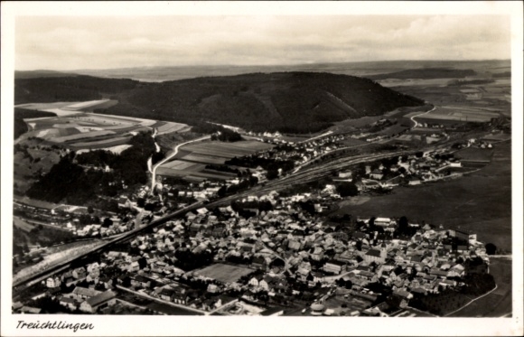 Ak Treuchtlingen im Altmühltal Mittelfranken, Luftaufnahme, Landschaft, Stadtansicht, Felder, ...