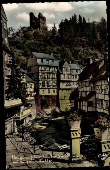 Ak Monschau Montjoie in der Eifel, Fachwerkhäuser, Rurfluss, Burgruine Haller, farbenfrohe Fot...
