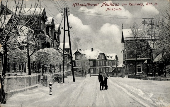 KP Neuhaus am Rennweg Turyngia, rynek zimą, dzieci z sankami