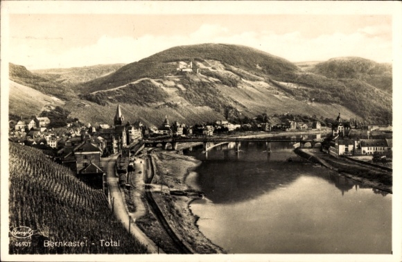 Ak Bernkastel an der Mosel, Blick auf  Mosel, Weinberge,  Architektur