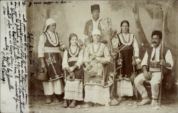 Postcard Bulgaria, men and women in folk costume