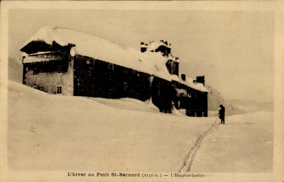 Ak Le Petit St. Bernard Savoie, besneeuwd landschap, gebouw, één persoon met ski's