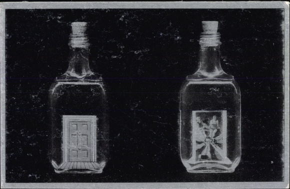 Künstler Ak Penrose, Roland, Surrealismus, La Terre en bouteille, Bottled earth, Carte Surrealiste