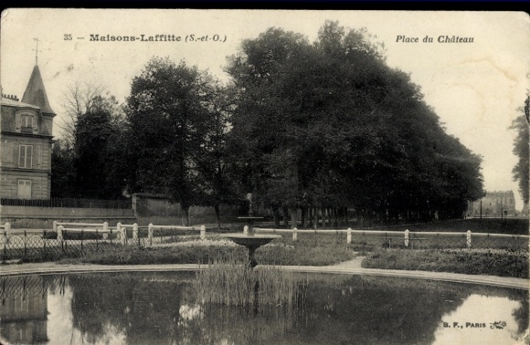 Postcard Maisons Laffitte Yvelines, Place du Chateau, Fontaine