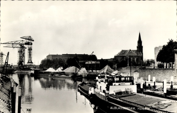 KP Alblasserdam, Holandia Południowa, widok na port, statki, dźwig, kościół, stos piasku