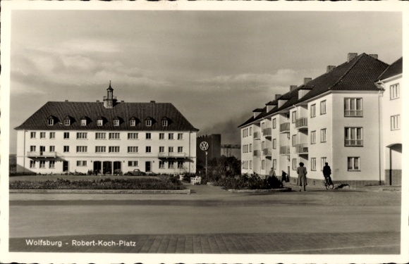 Postcard Wolfsburg, houses at Robert Koch Platz, VW factory