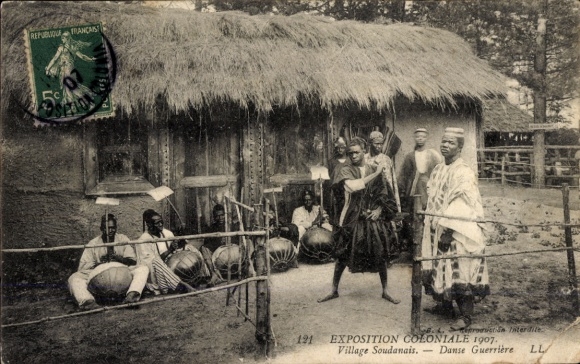 Ak Soudan Francais Mali, Koloniale tentoonstelling 1907, Soudan Village, Oorlogsachtige dans