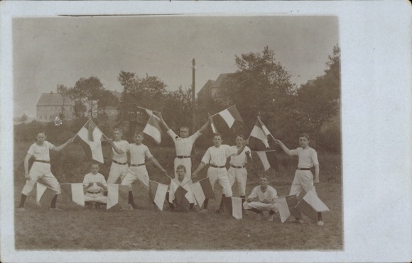 Postcard Hamburg Nord Eppendorf, young men in sportswear, flags, group photo, historical...