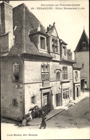 Ak Besançon Doubs, Hotel Mareschal (1526),  Architektur, alte Straßenansicht, Schwarz-Weiß
