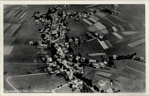 Ak Judenbach Föritztal in Thüringen, Luftbildaufnahme, ländliche Szenerie, Häuser, Felder