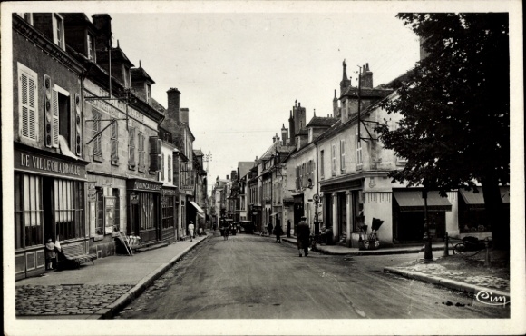 Postcard La Châtre Indre, National Street, building, street scene, quiet atmosphere