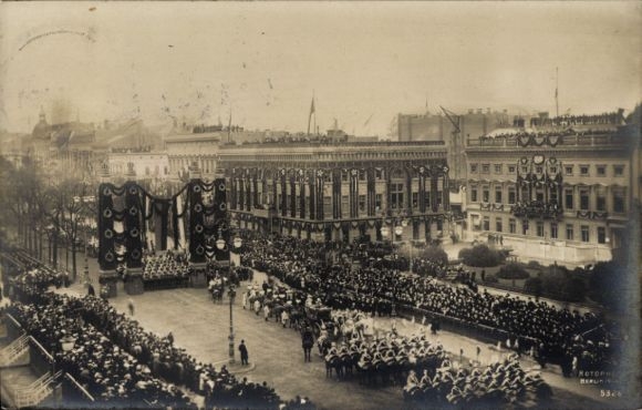 zdjęcie KP Berlin Mitte, Unter den Linden w świątecznych dekoracjach, parada