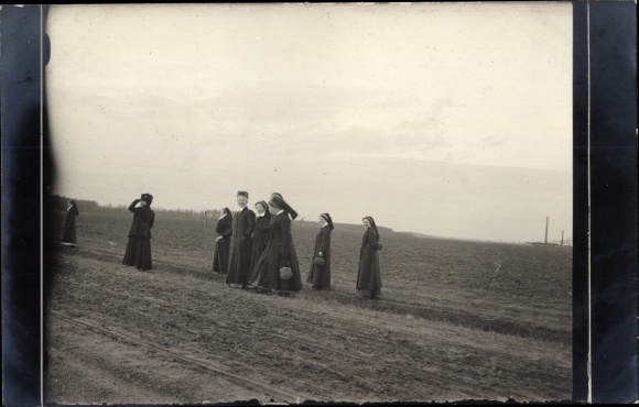 Photo Postcard Gliwice Gleiwitz Upper Silesia, Netherlands. Red Cross, Nurses, Hike