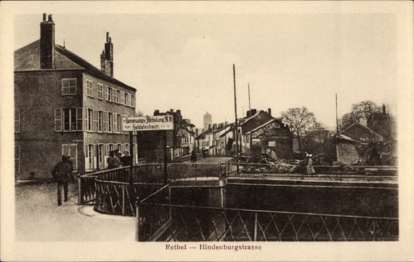Ak Rethel Ardennes, Historische Straßenszene, Brücke, Gebäude, Hindenburgstraße
