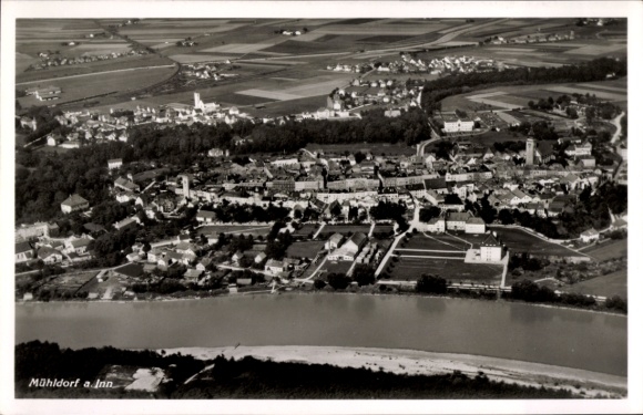 Ak Mühldorf am Inn Oberbayern, Luftaufnahme von  Fluss, Felder, Landschaft