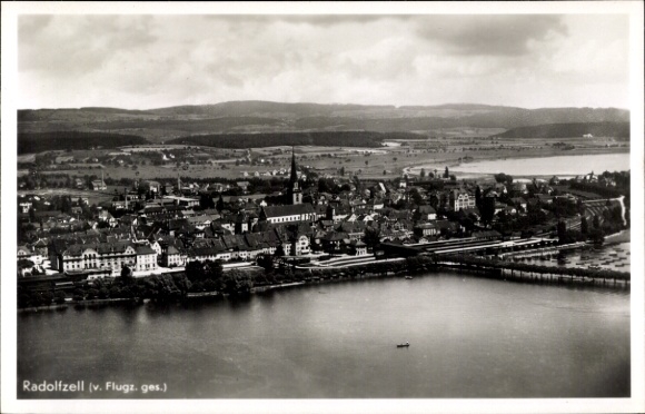 Ak Radolfzell am Bodensee, luchtfoto van het Bodenmeer, oude stad, kerk, landschap