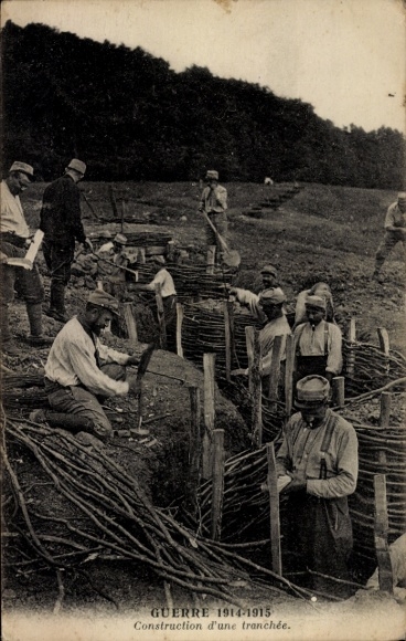 CPA Guerre 1914-1915, Construction d'une tranchée
