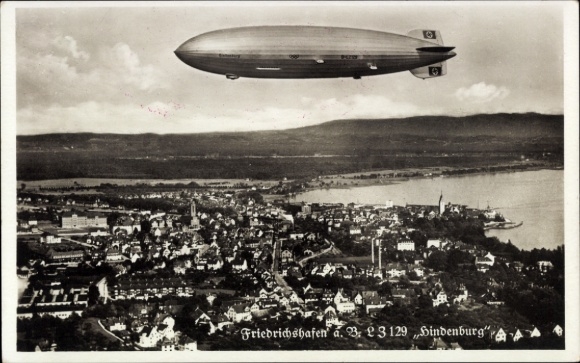 Ak Friedrichshafen aan het Bodenmeer, Zeppelin LZ 129 Hindenburg over de stad
