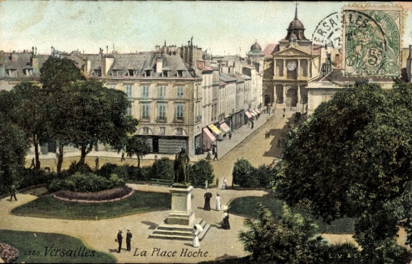 Postcard Versailles Yvelines, La Place Hoche, statue, building, street view, people
