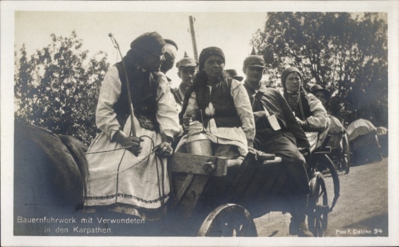 Ak Karpaten Ukraine, Bauernfuhrwerk mit Verwundeten, Soldaten, Frauen in Trachten, I. WK