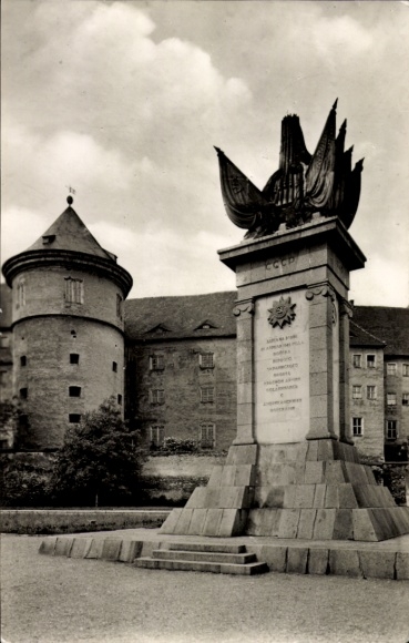 Ak Torgau an der Elbe, Denkmal mit Flügeln, Gebäude im Hintergrund, Gartenanlage