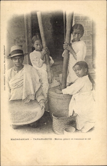 Postcard Tananarive Madagascar, Hovas pilant et vannant le riz