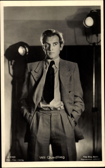 Postcard actor Will Quadflieg, standing portrait, floodlights, photo Binz A 3535 2, film photo publishing house