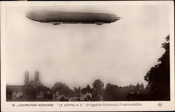 Ak Friedrichshafen am Bodensee, Zeppelin II über der Stadt, Stadtpanorama