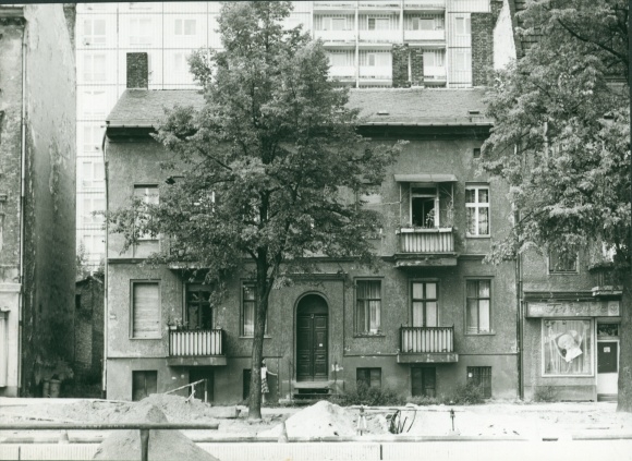 Photo Berlin Lichtenberg Alt Friedrichsfelde, street of liberation north, old building, new building
