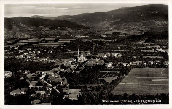 Ak Ottersweier in Baden Württemberg, Luftaufnahme von  Kirche, Berge, Landschaft