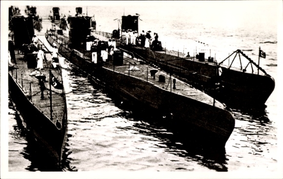 Ak Deutsche Kriegsmarine, Unterseeboote, U-Boote im Hafen