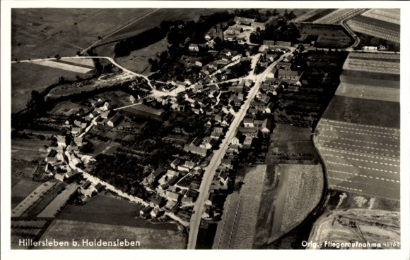 Ak Hillersleben bei Haldensleben, Luftaufnahme von  ländliche Umgebung, ruhige Dorfansicht, keine