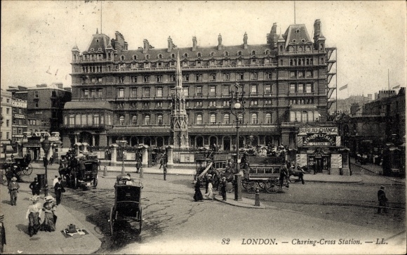 PC London City England, Charing Cross Station