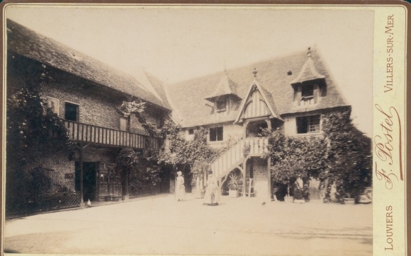 Cabinet photo Louviers Eure, part of a building