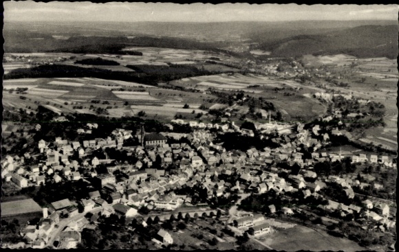 Postcard Beerfelden Oberzent in the Odenwald, aerial view of the town, numerous houses, surrounding fields and