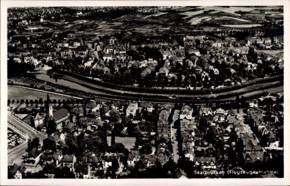 Ak Saarbrücken im Saarland, Luftaufnahme von  Stadtansicht, Fluss, Wohngebäude
