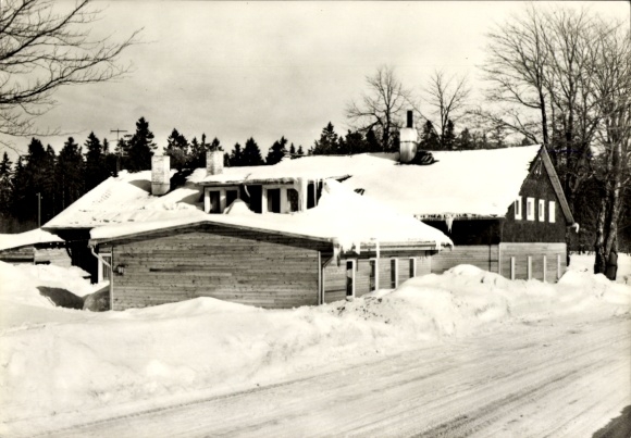 Ak Neuhaus am Rennweg Thüringen, Schneebedecktes Gebäude, Winterlandschaft, Rennsteigbaude