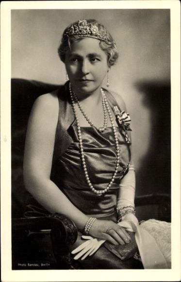 Ak Kaiserin Hermine, Zweite Frau von Kaiser Wilhelm II, Schmuck, Diadem, Portrait