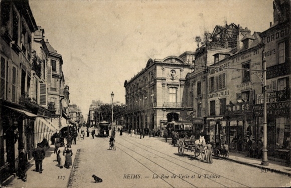 Ak Reims Marne, Straße mit Straßenbahn, Theatergebäude, Menschen, Geschäfte