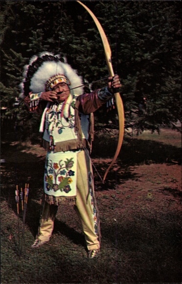 Postcard South Dakota, The Native American, Indians doing archery, portrait