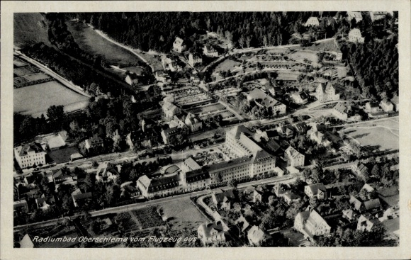 Ak Oberschlema Bad Schlema im Erzgebirge, Luftaufnahme von  Radiumbad, Häuser, Straßen
