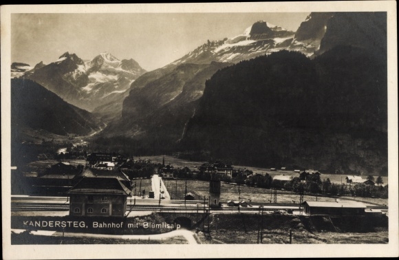 Foto Ak Kandersteg Kanton Bern, Bahnhof mit Blümlisalp