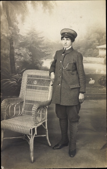 Photo PC Berlin Charlottenburg, woman in uniform, conductor?
