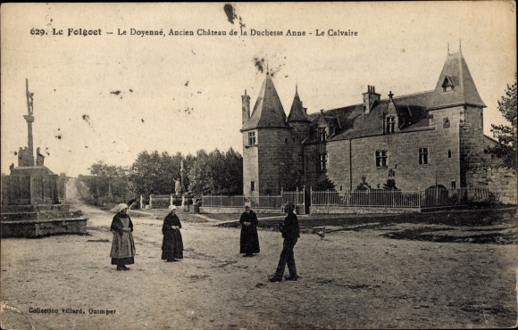 Postcard Le Folgoët Finistère, Le Doyenne, former castle of Duchess Anne, Le Calvaire