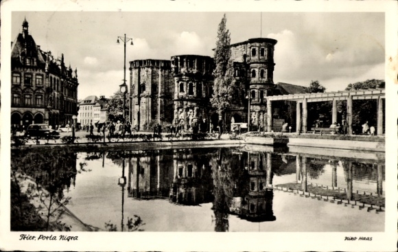 Ak Trier an der Mosel,  Porta Nigra, Wasserreflexion, Menschen, Bäume