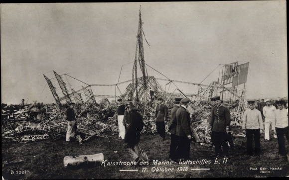 Postcard disaster of the naval airship L II LZ 18 October 1913, zeppelin, soldiers in uniforms