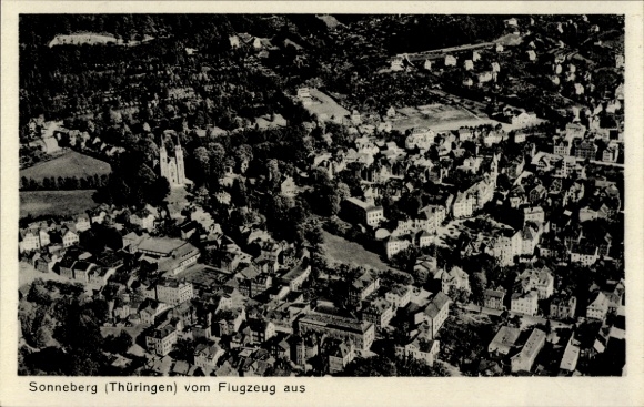 Ak Sonneberg in Thüringen, Luftaufnahme von  Thüringen, Häuser, Kirche, Bäume