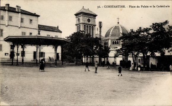 Ak Constantine Algerien, Place du Palais et la Cathedrale, Platz, Kathedrale