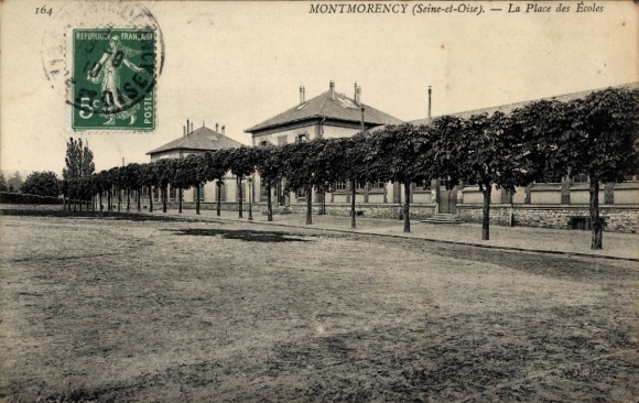 Ak Montmorency Val d’Oise,  La Place des Ecoles, Bäume entlang der Straße